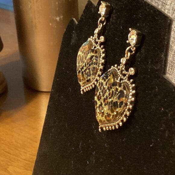 Faux Tortoise Shell Gold Tone Earrings. - Picture 5 of 7